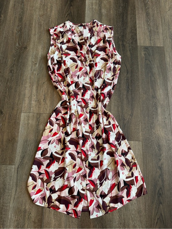 Ann Taylor Factory Dresses & Skirts - Ann Taylor Factory Leaf-Print Dress in Burgundy & Cream Women’s size Large